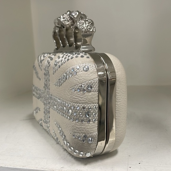 Knuckle clutch in ivory Vegan leather - Picture 4 of 7